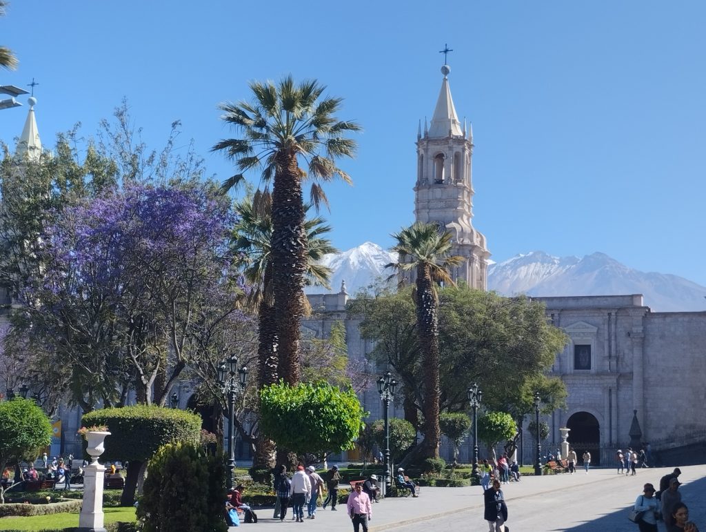 Plaza de Armas w Arequpie. W głębi Bazylika Katedralna na tle ośnieżonego szczytu Ampato
