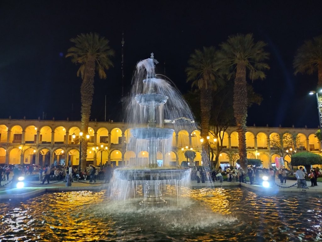 Nocny widok na Plaza de Armas w Arequipie. W tle widnieje Portal de la Municipalidad