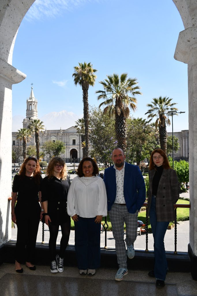 Członkowie Misji Archeologicznej Uniwersytetu Wrocławskiego w Peru uczestniczący w obradach kongresu na tle Plaza de Armas w Arequipie